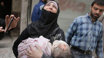 Miles de civiles esperan ser