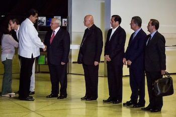 Nicolás Maduro saluda al Secretario