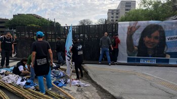 Decenas de militantes aguardan la