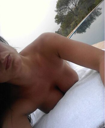 Sube fotos mientras toma sol