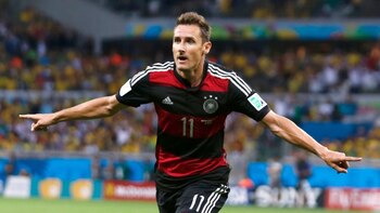 Miroslav Klose celebra el gol