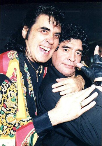 Pocho La Pantera junto a