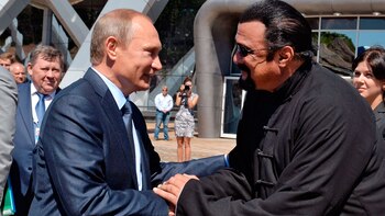 Steven Seagal saluda a Vladimir