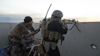 Fuerzas especiales pelean en el