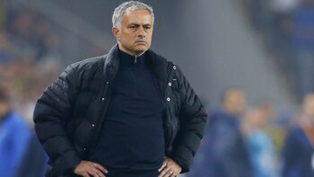 Mourinho se marchó notablemente molesto tras el empate del Manchester United ante Hull City (Reuters)
