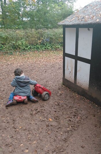 Ethan jugaba plácidamente mientras su