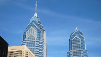 El rascacielos rompió con la