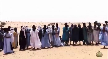 Un grupo de nómadas asistiendo