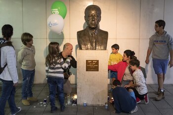 Niños israelies encienden velas debajo