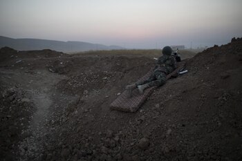 Un soldado peshmerga observa posiciones