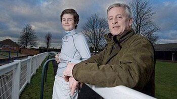 Brendan Powell Jr., junto a