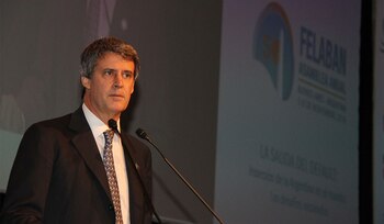 El ministro Alfonso Prat-Gay disertó