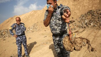 Un soldado iraquí sostiene el