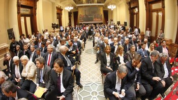 Muchísimas personas en el Salón