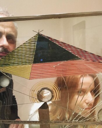 Espiando detrás de un #duchamp en @themuseumofmodernart. Herejes!!! @agustinakampfer #newyork #placer #arte