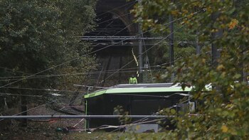 El tren volcó sobre uno de los costados (AP)
