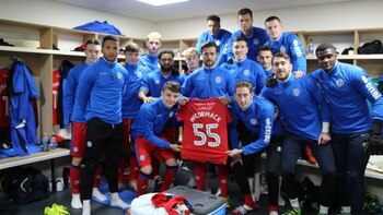 Los jugadores posaron con la remera del niño de cinco años