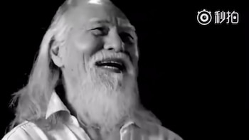 Su sonrisa y vitalidad son las principales caracteristicas de este “abuelo modelo” que arrasa en las redes.