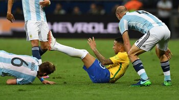 La impotencia de Javier Mascherano ante la supremacía de Brasil (AFP)