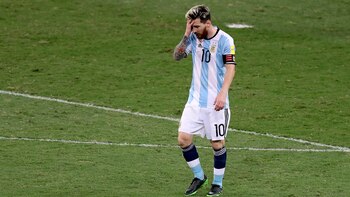 La desazón de Messi tras la derrota en Brasil (AP)