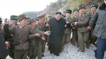 Kim Jong-Un junto con militares
