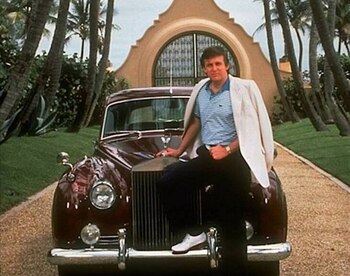 Un joven Trump posa con quizá su primer vehículo de lujo: un Rolls-Royce de la década del 50