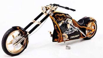 Extrovertida y con detalles en oro, la moto que se complementa de manera ideal con Trump