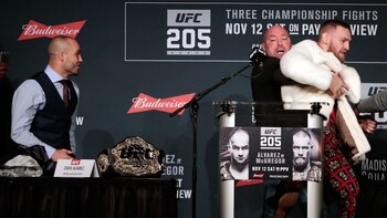 Dana White, presidente de la UFC, contiene a Conor McGregor para que no ataque a Eddie Alvarez (AP)