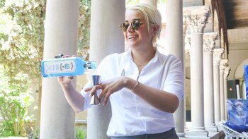 La bartender mexicana, haciendo lo que más le gusta