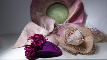 Utilizando materiales tradicionales, cada pieza