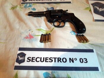 Arma también incautada.