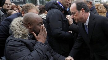 Hollande saluda a una víctima