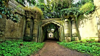 Criptas y paisajes impactantes hacen