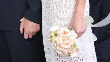 El ramo en tonos pasteles compuesto por rosas y peonías completaron el look de novia