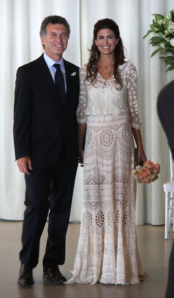El 16 de noviembre de 2010 Mauricio Macri, en aquel momento Jefe Porteño, contrajo matrimonio con la hermosa Juliana Awada que impactó con una pieza romántica y vintage
