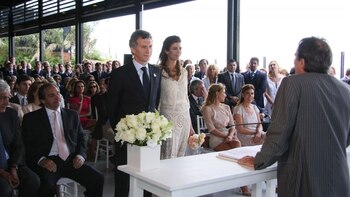 Awada y Macri se casaron en un salón de Costa Salguero. Él llevó un traje azul y cortabata a tono