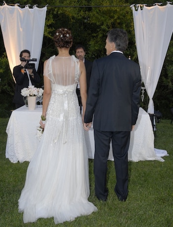 El brillo de los cristales de la falda, el tul y los moños en el hombro fueron los detalles destacados del exclusivo diseño