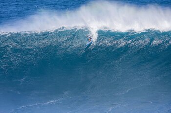 Emi Erickson, una de las atletas que participaron a la carrera, surfeando una ola (AP)