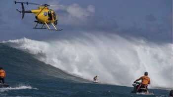 Un grupo de surfers mujeres participó por primera vez en la historia de una competencia oficial de “Big Wave surfing” (AP)
