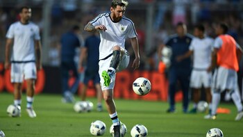 Messi, jugndo con la pelota: