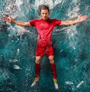 Xabi Alonso fue el encargado de presentar la camiseta del Bayern Munich, por ser originario de la bahía de San Sebastián, en el norte de España