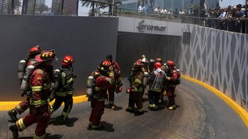 Bomberos buscan más víctimas (Reuters)