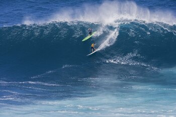 Laura Enever y Felicity Palmateer, ambas de Australia, surfe an Maui (AP)