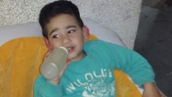 Al niño le dieron de inmediato un abrigo y leche caliente
