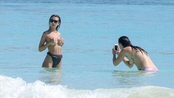 El topless de Emily Ratajkowski