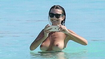 Emily Ratajkowski mostró su bello