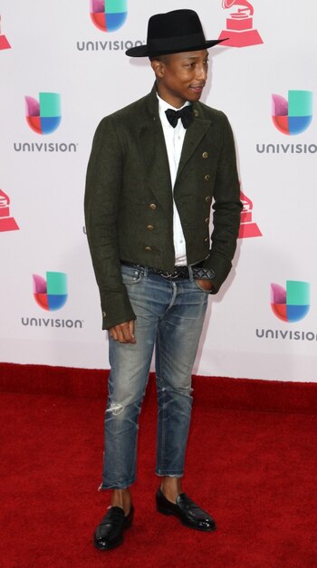 William Pharrel en jeans, chaqueta