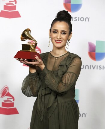 Julieta Venegas con su premio mejor