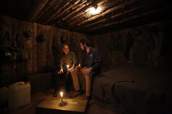 Dos huéspedes en el búnker (AP