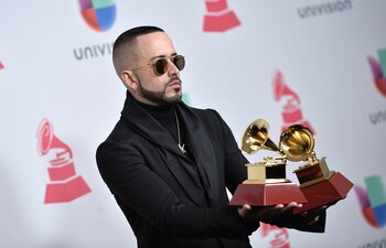 Yandel posa con sus galardones